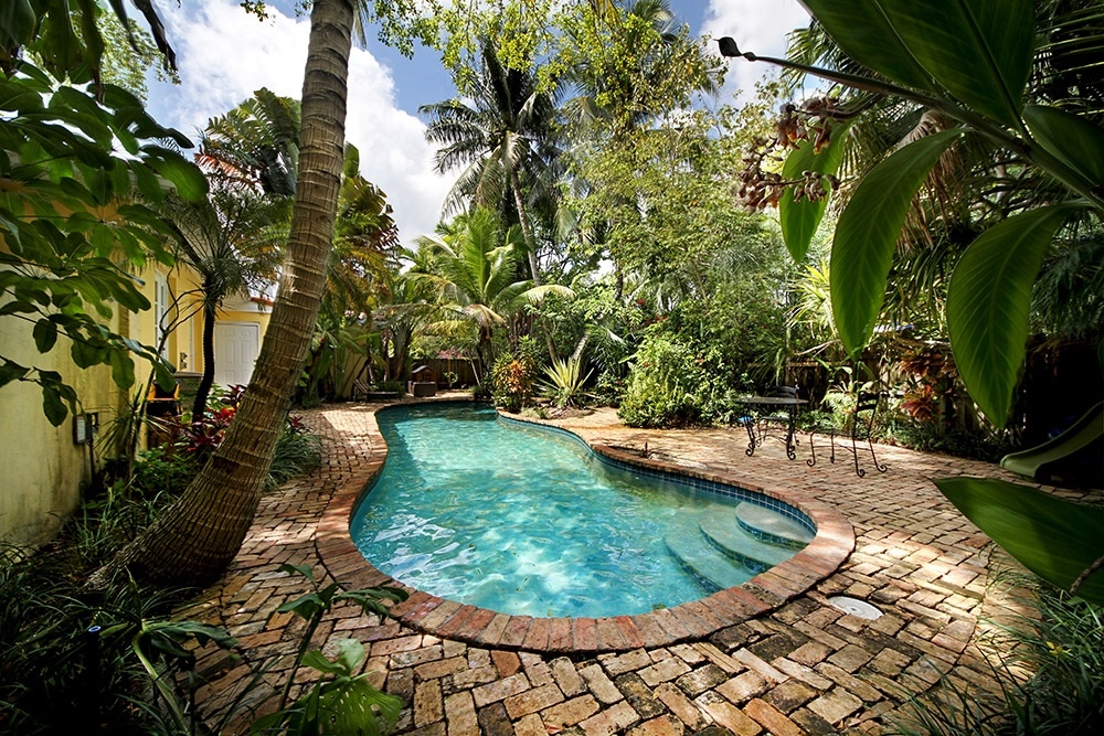 Large Corner Lot in South Grove with 4 Bedrooms and 3 Baths